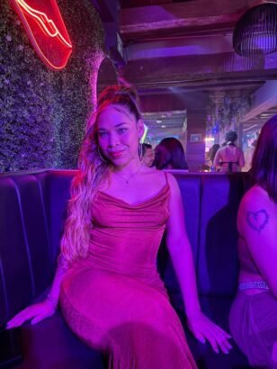 Andrea y amigas. Grupo de chicas latinas en un chalet de lujo en Cabo Roig, La Zenia, Orihuela Costa. Ambiente privado y exclusivo.