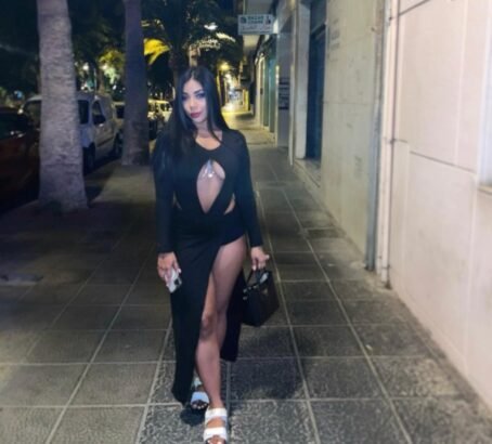 Andrea y amigas. Grupo de chicas latinas en un chalet de lujo en Cabo Roig, La Zenia, Orihuela Costa. Ambiente privado y exclusivo.