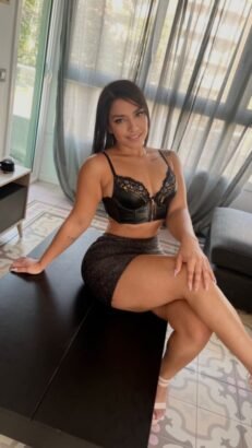 Andrea y amigas. Grupo de chicas latinas en un chalet de lujo en Cabo Roig, La Zenia, Orihuela Costa. Ambiente privado y exclusivo.